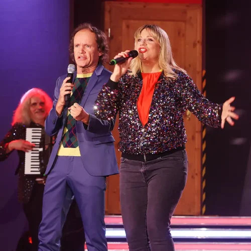 Komikerin Mirja Regensburg singt in bunter Paillettenjacke neben Olaf Schubert auf der Bühne der Humorzone-Gala in Dresden.
