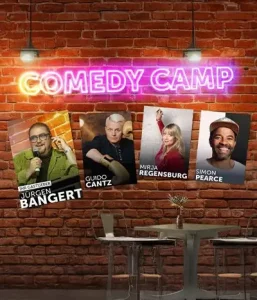 Plakat zur Comedy Camp Tour 2025 mit Mirja Regensburg, Guido Cantz, Simon Pearce und Jürgen Bangert vor Backsteinwand