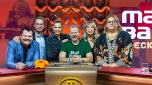 Komikerin Mirja Regensburg im Rateteam von „Mario Barth deckt auf!“ an der roten RTL-Showtheke mit Mario Barth und weiteren Gästen.