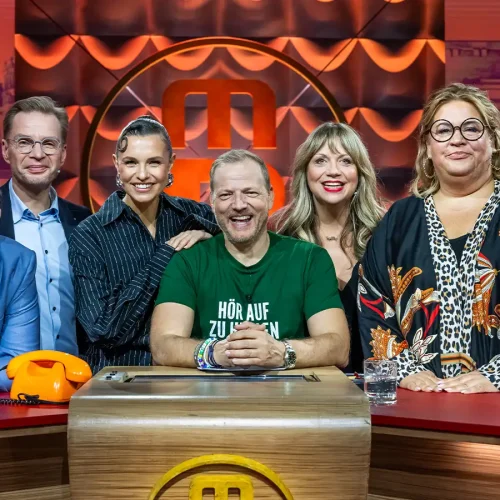 Komikerin Mirja Regensburg im Rateteam von „Mario Barth deckt auf!“ an der roten RTL-Showtheke mit Mario Barth und weiteren Gästen.