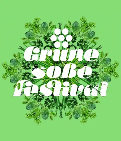 Logo des Grünen Soße Festivals Frankfurt mit Kräuterkranz und zentraler Schrift in Weiß, im Kontext der Veranstaltung mit Mirja Regensburg.