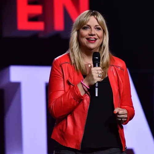 Comedian Mirja Regensburg live auf der Bühne der SAT.1-Show „Die besten Comedians Deutschlands“.