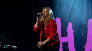 Komikerin Mirja Regensburg bei ihrem Musical-Comeback in „Himmel und Kölle“ an der Volksbühne Köln.