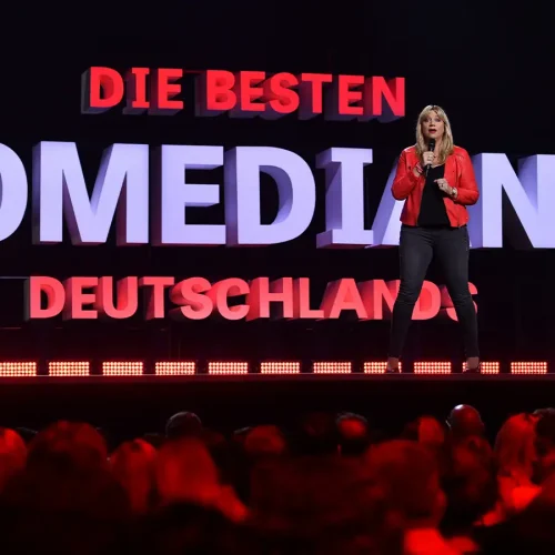 Comedian Mirja Regensburg auf der großen Bühne im E-Werk Köln bei der SAT.1-Aufzeichnung „Die besten Comedians Deutschlands“ vor Publikum.
