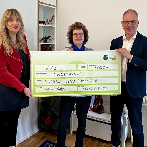 Komikerin Mirja Regensburg übergibt einen Spendenscheck über 3.000 Euro an den Verein Frauen helfen Frauen e.V. Köln.