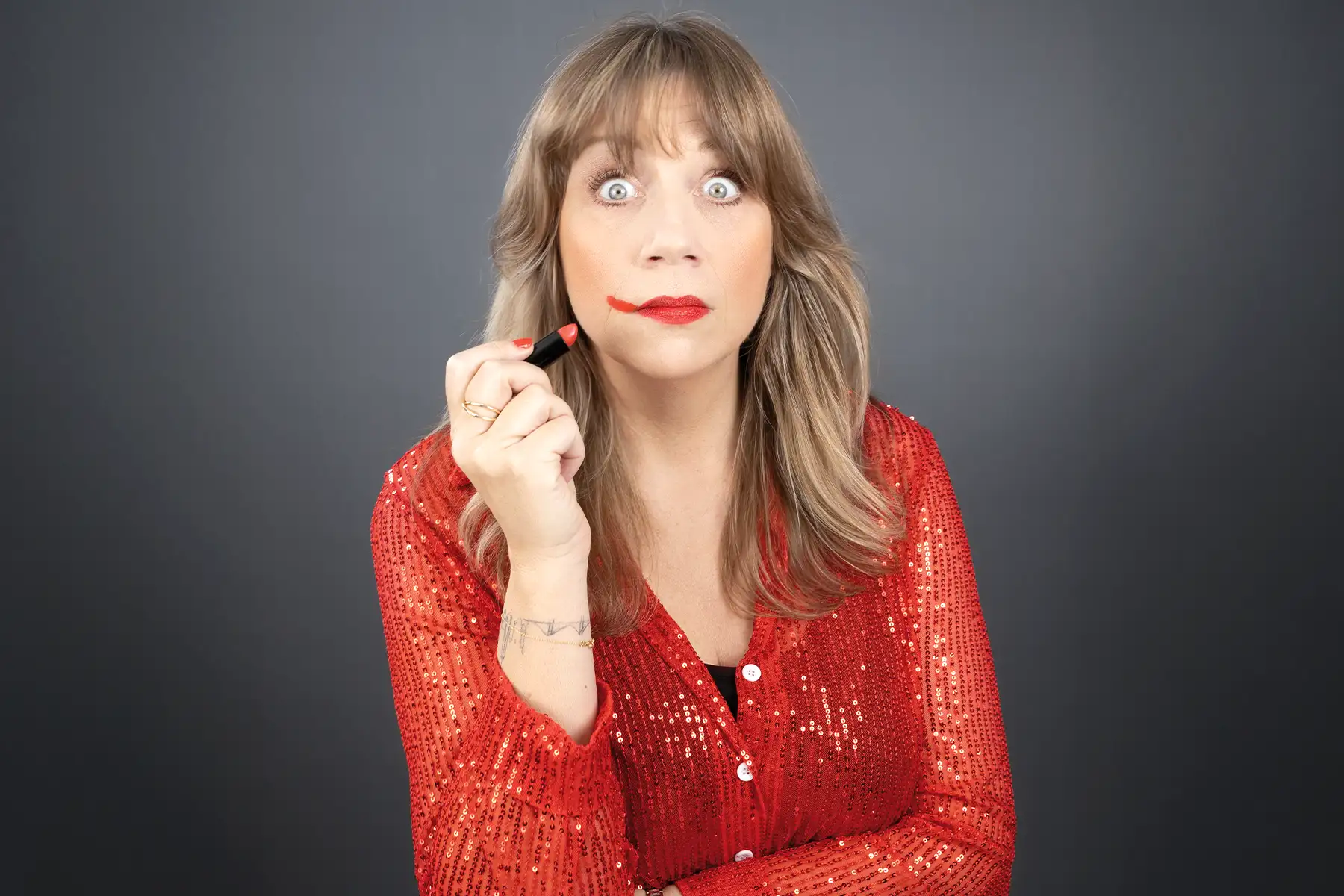 Mirja Regensburg auf der Bühne in ihrem Comedy-Programm ALLES WIRD GUT!