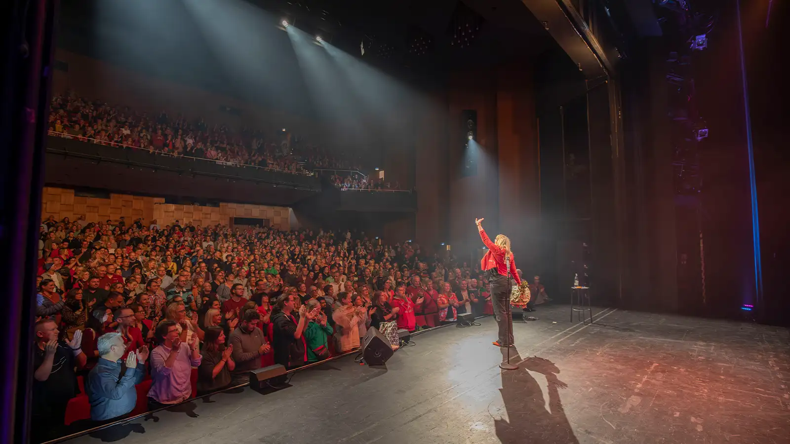Mirja Regensburg bedankt sich vor einem vollbesetzten Theater bei ihrem Publikum