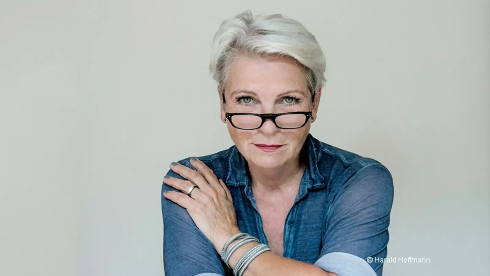 Mirja Regensburg - Frau Jahnke hat eingeladen