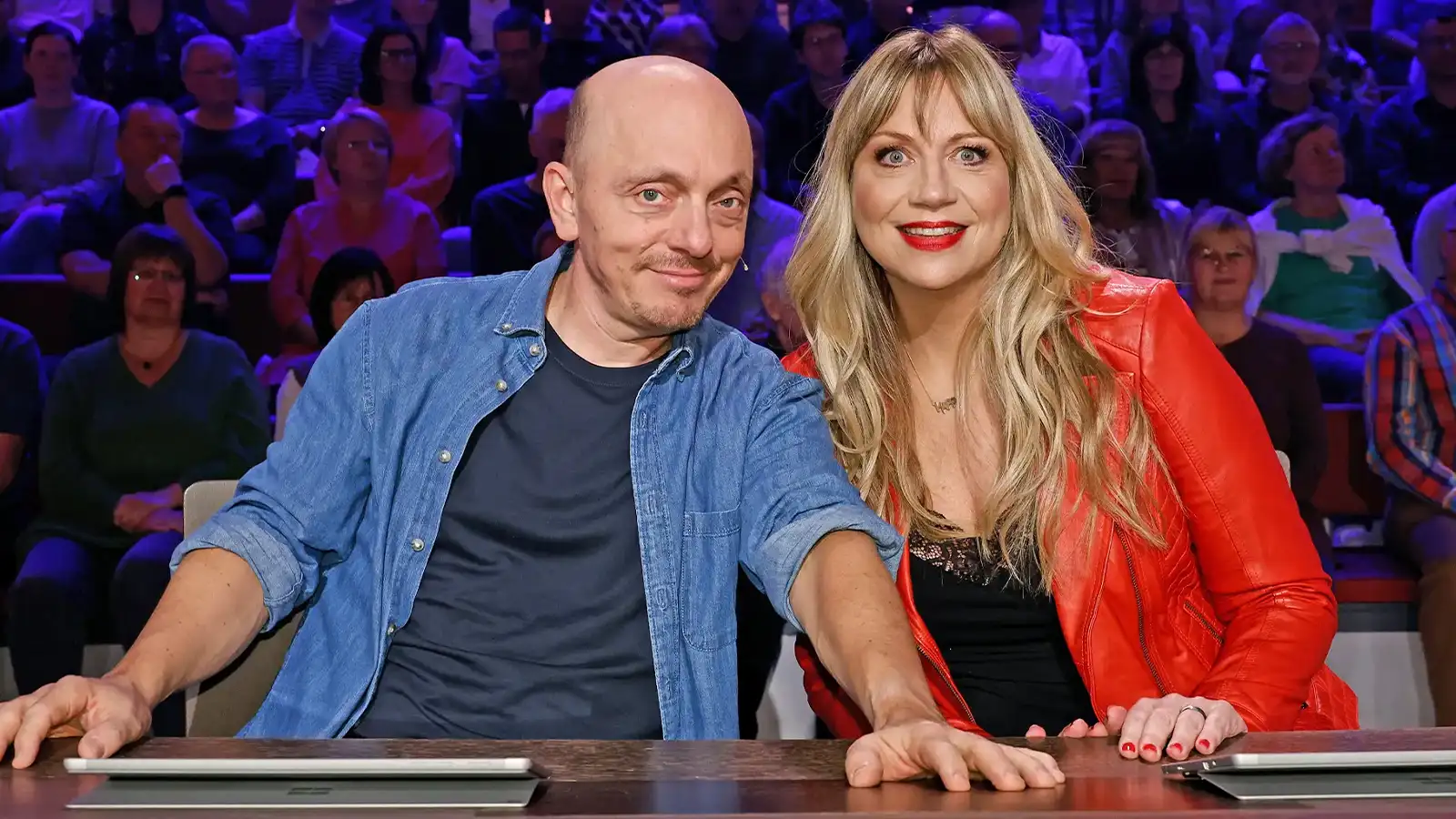 Mirja Regensburg und Bernhard Hoëcker lächeln gemeinsam am Rate-Pult in der ARD-Show Wer weiß denn sowas?