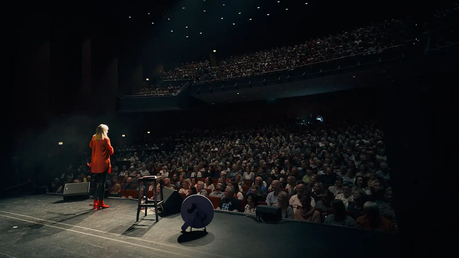 Mirja Regensburg steht bei ihrem Tourabschluss in der Stadthalle Kassel/Baunatal vor ausverkauftem Haus auf der Bühne