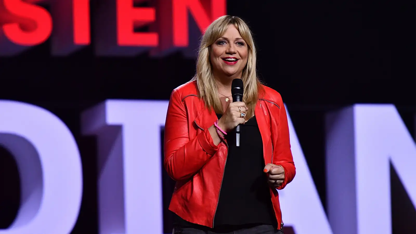 Mirja Regensburg live auf der Bühne bei der SAT.1 Show Die besten Comedians Deutschlands