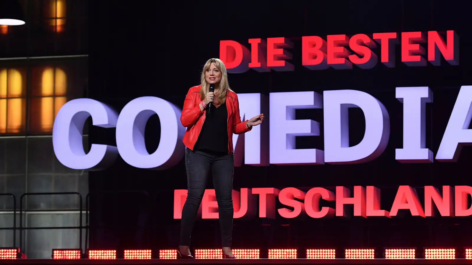 Mirja Regensburg live auf der Bühne bei der SAT.1 Show Die besten Comedians Deutschlands im E-Werk Köln