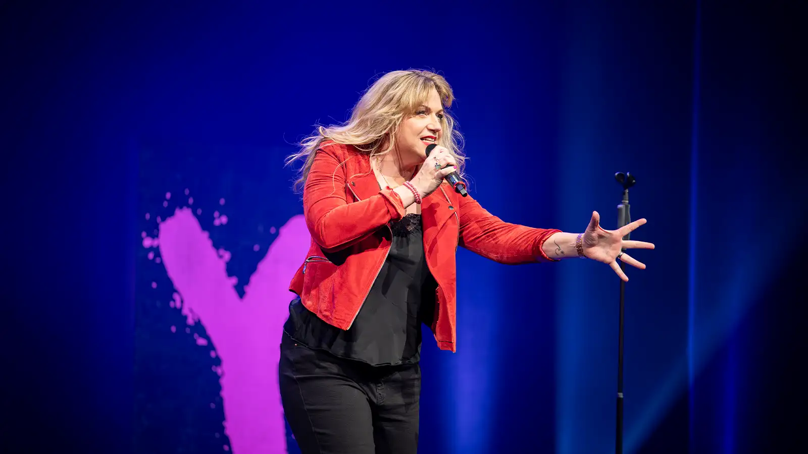 Mirja Regensburg live bei der Premiere ihrer neuen Show HAPPY. in Hannover auf der Bühne