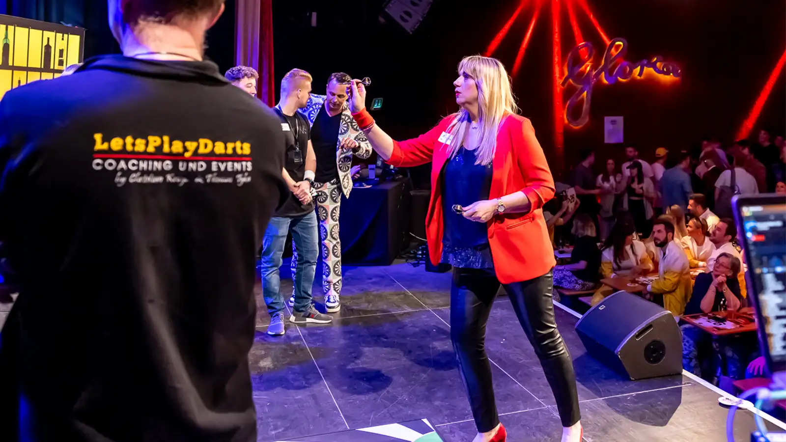 Mirja Regensburg - Dart-Sensation in Köln: Mirja gewinnt das erste „KöllePally“ im Gloria