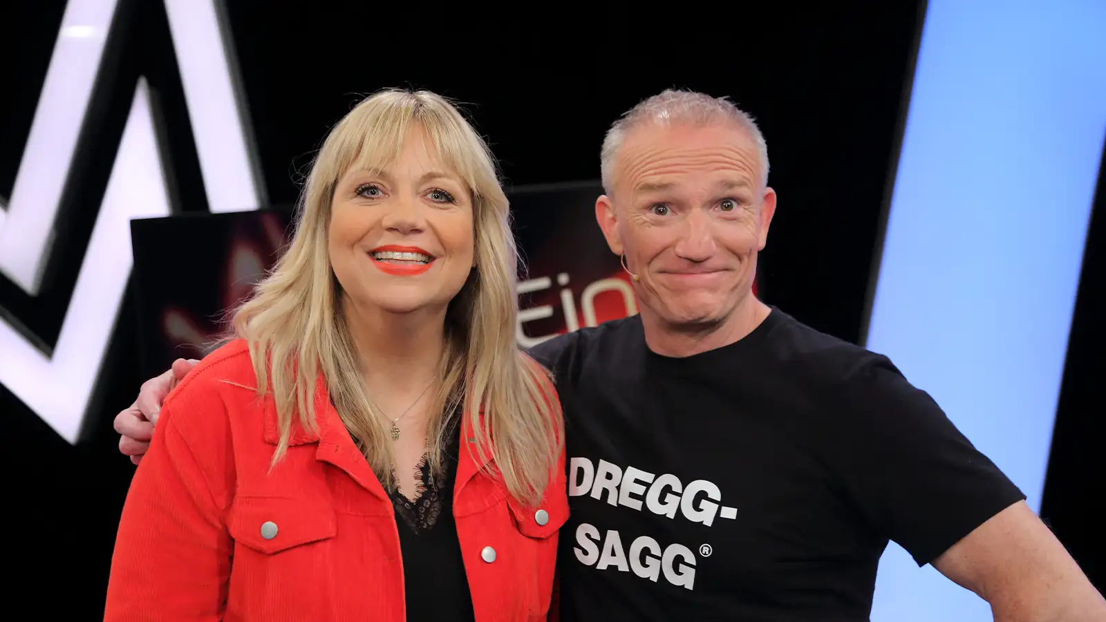 Mirja Regensburg und Michl Müller lächeln gemeinsam in die Kamera am Set der TV-Show Drei.Zwo.Eins