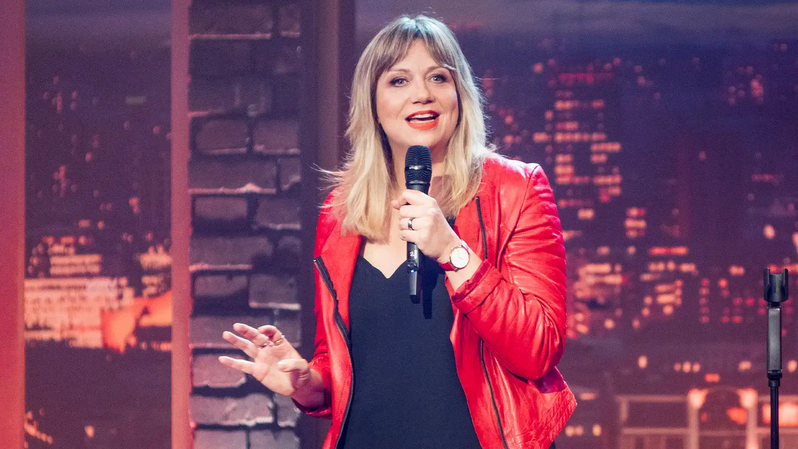 Comedienne Mirja Regensburg live auf der Bühne beim Cologne Comedy Festival in Köln