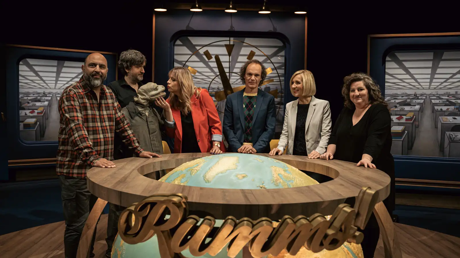 Mirja Regensburg im Ratepanel der Satire-Sendung RUMMS! mit Olaf Schubert und Kollegen