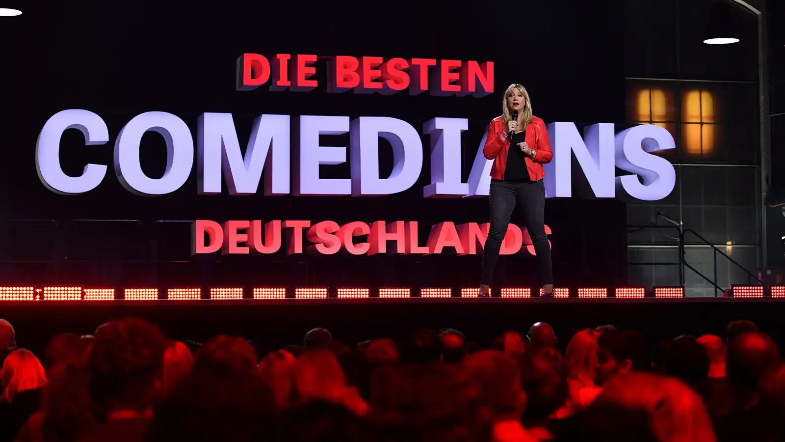 Mirja Regensburg auf der großen Bühne im E-Werk Köln bei der Aufzeichnung für SAT.1 vor Publikum