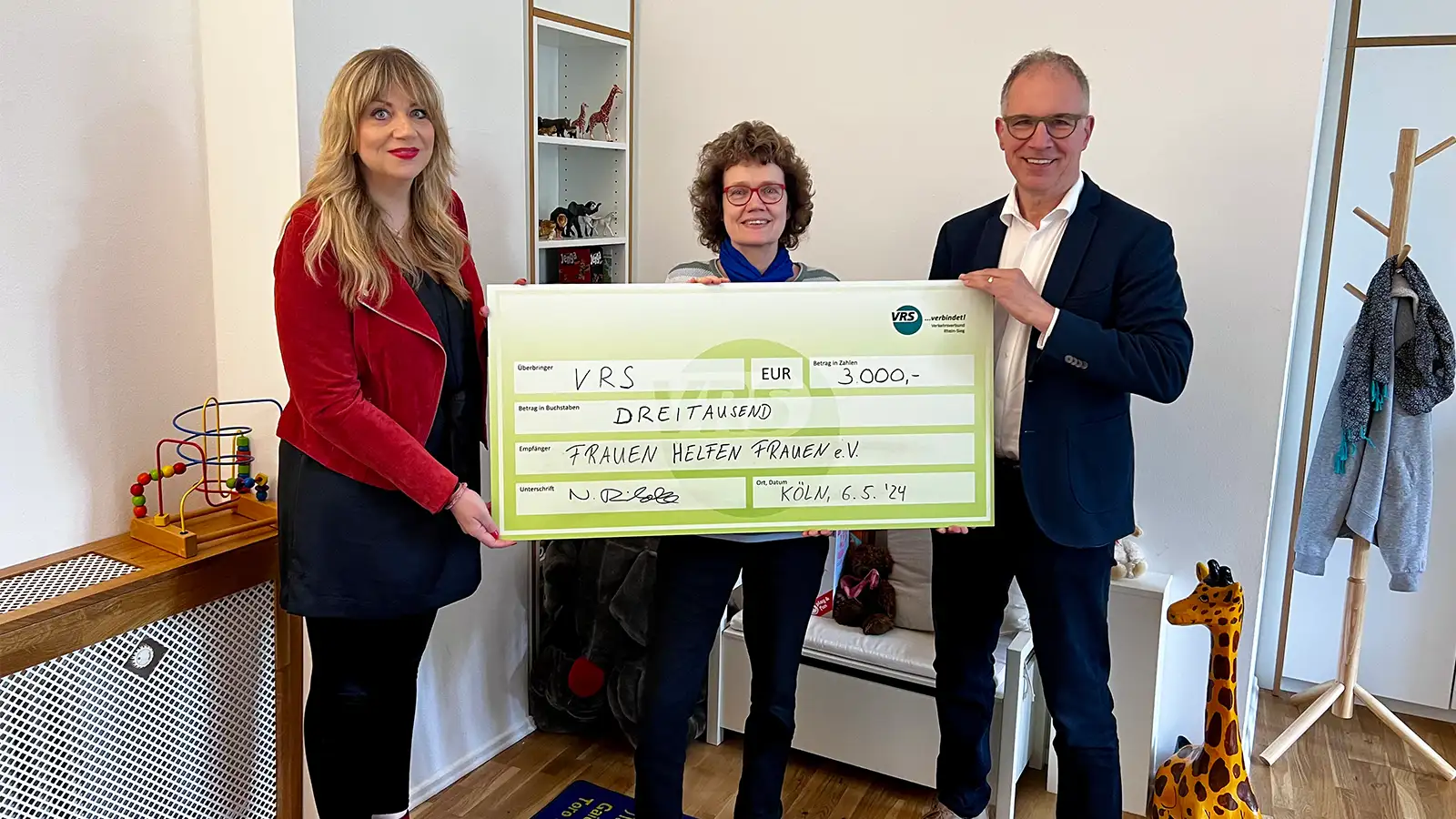 Mirja Regensburg übergibt einen 3.000 Euro Spendenscheck an den Verein Frauen helfen Frauen e.V. Köln